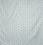Ljusgrått tyg med upprepat mönster av stora vita prickar. Slät yta, passar till sängkläder, gardiner eller möbelklädsel. Modern och minimalistisk design för hemmet.