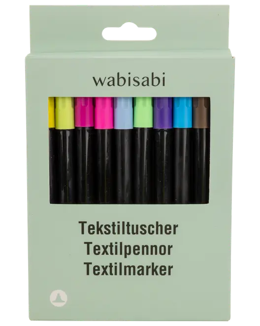 Sæt med otte tekstiltuscher i forskellige farver med sorte hylstre, pakket i en lysegrøn æske mærket 'wabisabi'. Velegnet til at tegne på tekstiler.