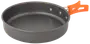 Rund non-stick stekpanna med djup kant, tre nitar på sidan och orange värmetåligt handtag. Lätt, hållbar och enkel att rengöra.