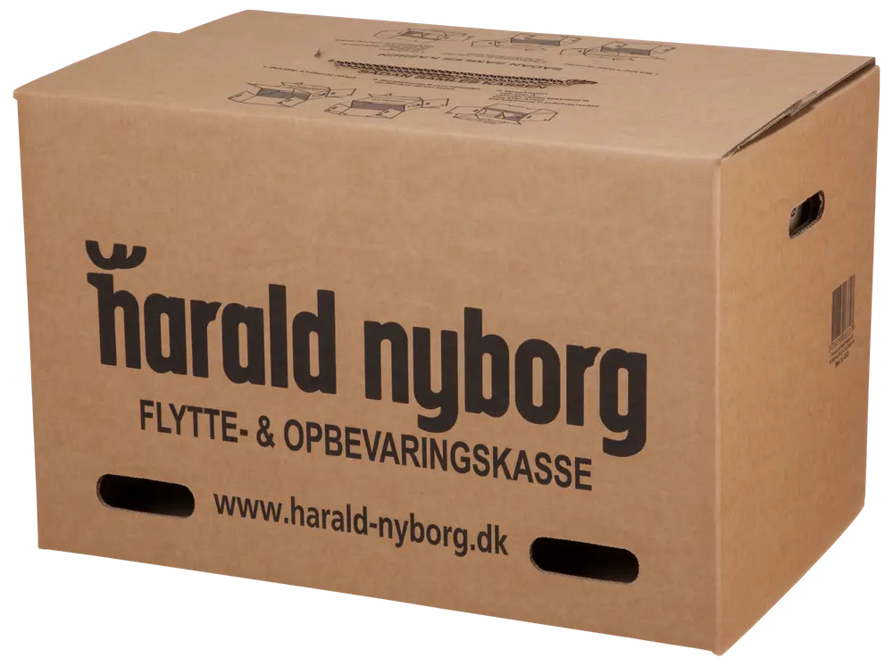 Brun papkasse til flytning og opbevaring med sort trykt tekst, to bærehåndtag i siderne og samlevejledning på toppen. Solid og velegnet til opbevaring eller flytning.