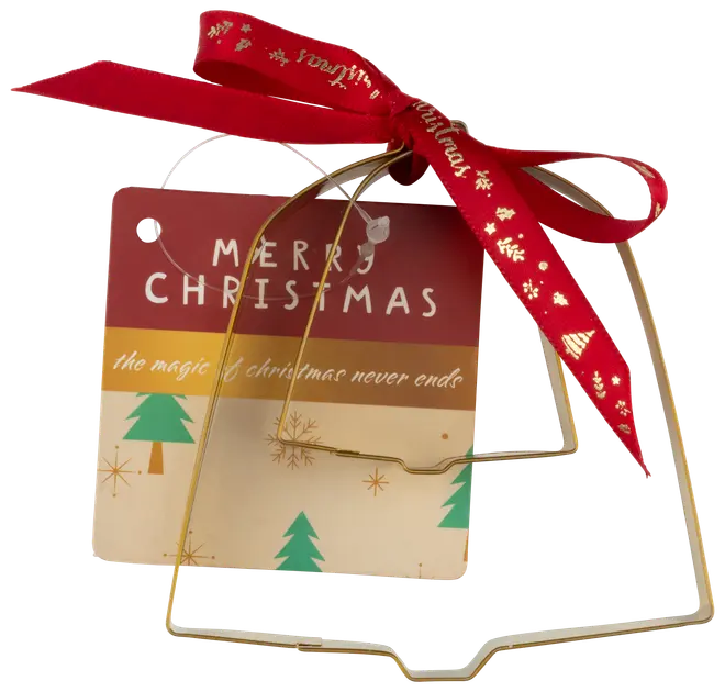 Guldfarvet metal kageform formet som et juletræ, med festlig emballage, rød bånd og kort med teksten 'Merry Christmas'. Perfekt til julebagning og gave.