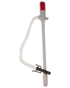 Manuell plastisk sifonpump med rött handtag, långt insugningsrör och flexibel slang, avsedd för överföring av vätskor som bränsle, vatten eller kemikalier från behållare.