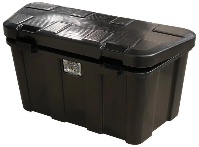 Stor sort opbevaringskasse i plast med forstærket, rillet låg og indbygget kombinationslås foran. Robust design til opbevaring af værktøj, udstyr eller udendørs ting.