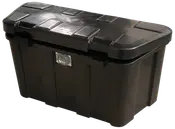 Stor svart förvaringslåda i plast med förstärkt, räfflat lock och inbyggt kombinationslås framtill. Hållbar konstruktion för verktyg, utrustning eller utomhusartiklar.