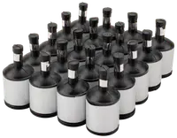 Förpackning med 20 svarta och silverfärgade konfettikanoner, cylindrisk form med snördragning upptill, perfekt för fest och evenemang, enkel att använda för snabb konfettisläpp.