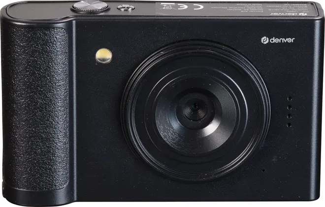 Svart digitalkamera med texturerat grepp, stor central lins, inbyggd blixt och knappar upptill. Kompakt, rektangulär design. Denver-logotyp på framsidan.