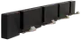 Väggmonterad klädhängare med fyra svarta rektangulära träblock och fyra silverfärgade krokar. Modern, minimalistisk design för jackor, hattar eller väskor.