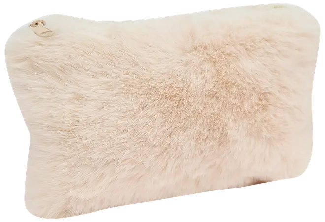 Rektangulär beige necessär i mjuk, fluffig fuskpäls med dragkedja upptill. Perfekt för smink eller småsaker. Guldglänsande dragkedja för säker förslutning.