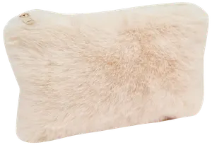 Rektangulär beige necessär i mjuk, fluffig fuskpäls med dragkedja upptill. Perfekt för smink eller småsaker. Guldglänsande dragkedja för säker förslutning.