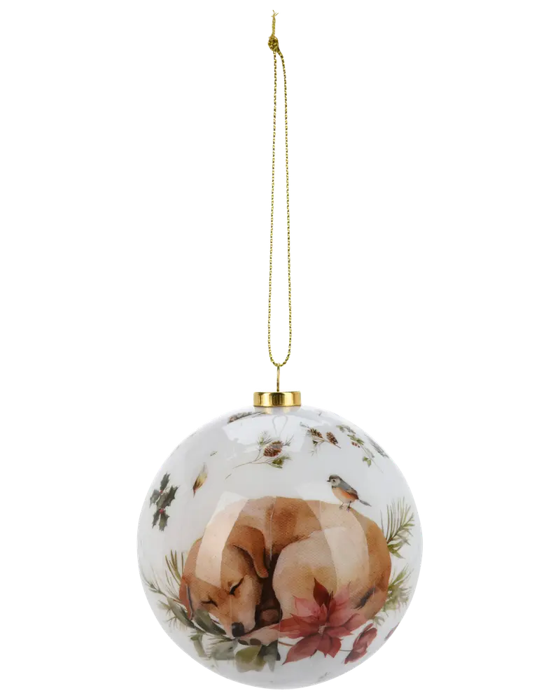 Rund julgranskula i glas med målad sovande hund, röda julstjärnor, grönska och små fåglar, guldfärgad topp och upphängningsband.