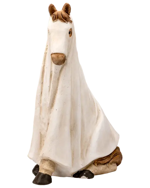 Dekorativ figur av en sittande häst med vitt tyg, brun man och svarta hovar. Realistiska detaljer, passar för hem eller trädgård.
