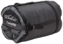 Svart CampOut Camp500 sovsäck i kompakt, cylindrisk bärväska med remmar och handtag. Tillverkad av polyester, passar camping, mått 220 x 80 cm.