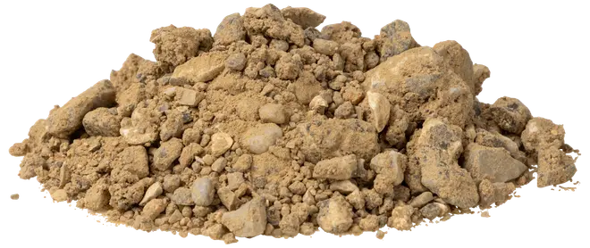 Bunke af løst, brunligt knust sten og jordblanding med forskellige størrelser sten og fine partikler, velegnet til byggeri, haveanlæg eller som underlag til belægning.