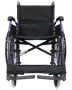 Manuell rullstol med svart vadderad sits och ryggstöd, robust metallram, stora bakhjul, små framhjul och fällbara fotstöd för komfort och rörlighet.