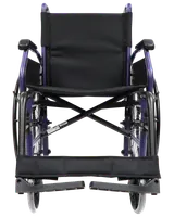 Manuell rullstol med svart vadderad sits och ryggstöd, robust metallram, stora bakhjul, små framhjul och fällbara fotstöd för komfort och rörlighet.