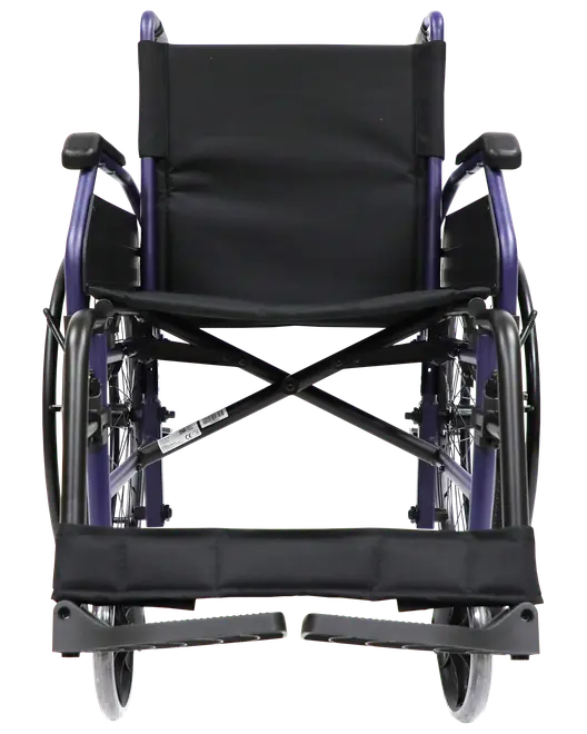 Manuell rullstol med svart vadderad sits och ryggstöd, robust metallram, stora bakhjul, små framhjul och fällbara fotstöd för komfort och rörlighet.