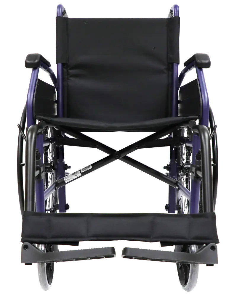 Manuell rullstol med svart vadderad sits och ryggstöd, robust metallram, stora bakhjul, små framhjul och fällbara fotstöd för komfort och rörlighet.