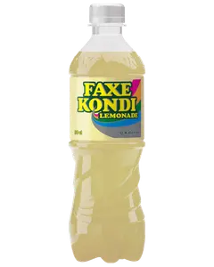 Plastikflaske med Faxe Kondi Lemonade, 50 cl, gul etiket og gennemsigtigt låg. Indholdet er lysegult og indikerer en lemonadesodavand med citronsmag.