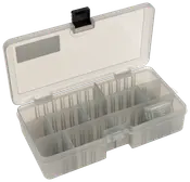 Transparent plastopbevaringsboks med justerbare rum og sikker lås, ideel til organisering af småting som perler, skruer eller hobbyartikler. Låget er klart for nemt overblik.