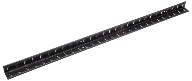 Svart metallvinkel i L-form med jämnt fördelade förborrade hål på båda sidor, lämplig för stöd, montering eller ramverk i bygg- och gör-det-själv-projekt.