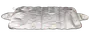 Rektangulær sølvfarvet solskærm til bil med quiltet struktur og to sideflapper. Reflekterende overflade beskytter bilens interiør mod sollys og varme.