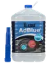 5-liters Alaska AdBlue-behållare med blått skruvlock och separat blå pip. För dieselfordon, minskar utsläpp. Klar plastdunk med blå och vit etikett.