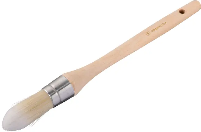 Rund pensel med hvide syntetiske børster, træskaft og metalbånd. Skaftet har hul til ophæng og indgraveret mærkenavn. Velegnet til maling eller hobbyprojekter.