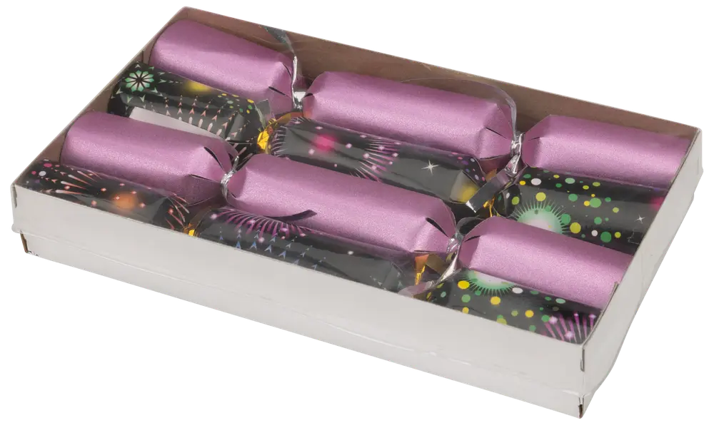 Ask med åtta julsmällkarameller, inslagna i lila och svart papper med färgglada fyrverkerimönster. Varje smällkaramell är tvinnad i ändarna och ligger prydligt i vit bricka.