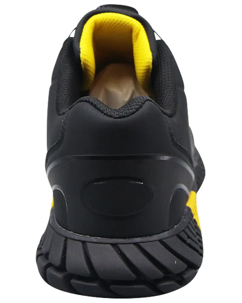 Svart träningssko med tjock, mönstrad sula, gul vadderad insida och stabil hälförstärkning. Bakifrån syns hållbar konstruktion och bekväm dämpning.
