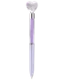 Kuglepen med lyse lilla skaft og en gennemsigtig øvre del fyldt med glitrende lilla krystaller. Pennen har en stor, klar hjerteformet sten på toppen, hvilket giver den et dekorativt og elegant udseende.