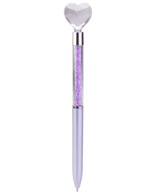 Kuglepen med lyse lilla skaft og en gennemsigtig øvre del fyldt med glitrende lilla krystaller. Pennen har en stor, klar hjerteformet sten på toppen, hvilket giver den et dekorativt og elegant udseende.