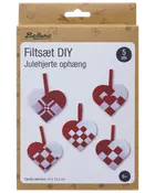 DIY filtset för att skapa fem röda och vita flätade julhjärte-hängen. Innehåller utskurna filtstycken och upphängning. Färdig storlek: 10 x 15,5 cm. Från 6 år.