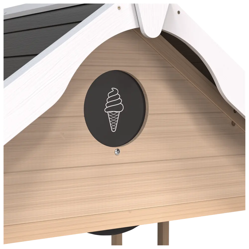 Detalje af legehus i træ med sort, rundt skilt med hvid isvaffel-illustration under hvidmalet gavl. Naturlig træfinish med vandrette paneler.