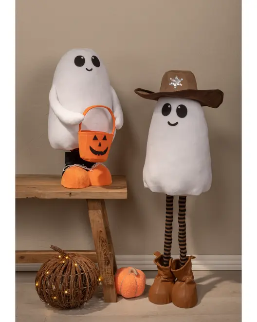 To plyssede spøgelsesfigurer med smilende ansigter. Spøgelset til venstre har store sorte øjne, orange sko og holder en orange græskarformet spand. Spøgelset til højre har en brun cowboyhat med et sølv sheriffstjerne, lange stribede ben og brune støvler. Begge har en blød, hvid, rund krop. Dekorative græskar og en oplyst kugle af rattan står ved siden af.