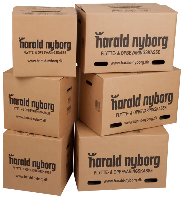 Stak af seks brune flytte- og opbevaringskasser i pap med håndtag, 'harald nyborg' logo og hjemmeside trykt på siden. Velegnet til opbevaring og flytning.