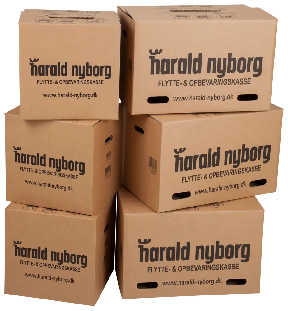 Stak af seks brune flytte- og opbevaringskasser i pap med håndtag, 'harald nyborg' logo og hjemmeside trykt på siden. Velegnet til opbevaring og flytning.
