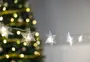 Lyskæde med stjerneformede LED-lys, der udsender et blødt hvidt skær. Perfekt til indendørs dekoration, især til jul eller festlige lejligheder.