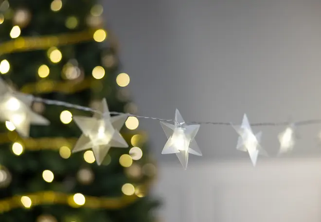 Lyskæde med stjerneformede LED-lys, der udsender et blødt hvidt skær. Perfekt til indendørs dekoration, især til jul eller festlige lejligheder.