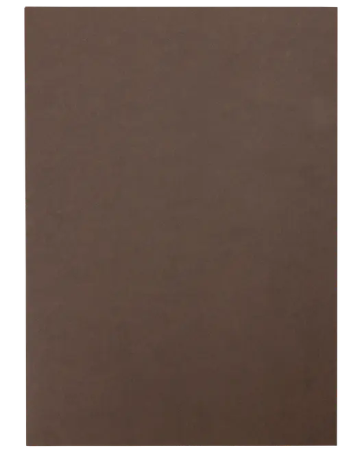 Ett enfärgat brunt pappersark med slät yta och rektangulär form. Passar för pyssel, teckning eller utskrift. Inga synliga märken eller mönster.