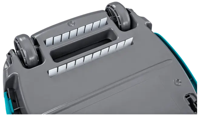 Nærbillede af grå plastbund med to hjul, centralt håndtag og ventilationslignende riller, sandsynligvis en del af et bærbart rengørings- eller redskabsapparat.