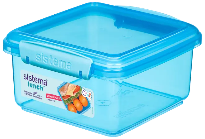 Firkantet blå plastik madkasse med sikker kliklåg, gennemsigtige sider og "Sistema" logo. Perfekt til opbevaring af sandwich og snacks. BPA-fri og tåler opvaskemaskine.
