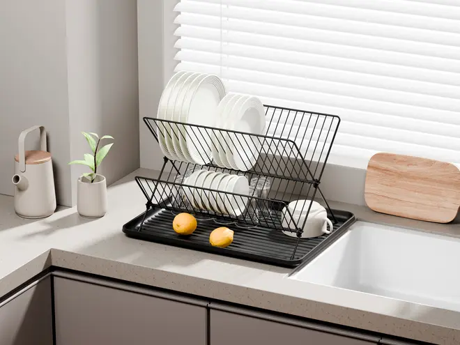 Svart diskställ i metall med två nivåer och droppbricka, perfekt för tallrikar, skålar och koppar. Modern, platsbesparande design för köksbänken med organiserade fack.