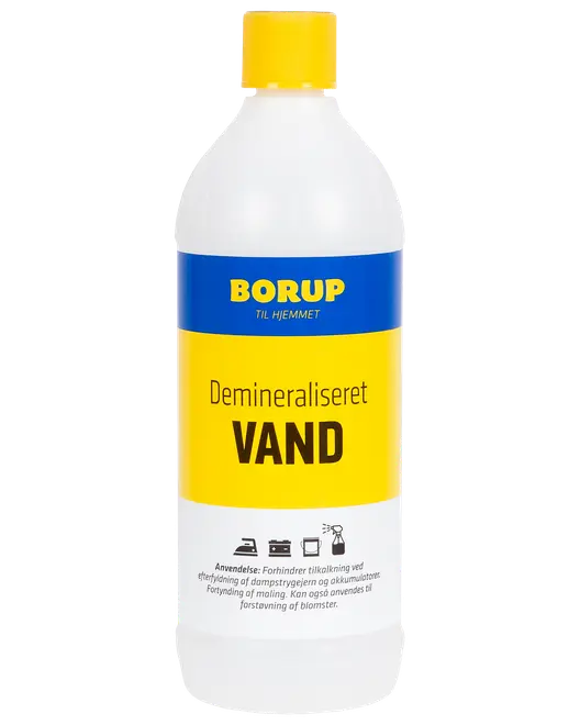 En-liters plastflaske Borup demineraliseret vand med gul hætte, blå og gul etiket. Velegnet til strygejern, batterier, rengøring og blomster. Klar, farveløs væske.