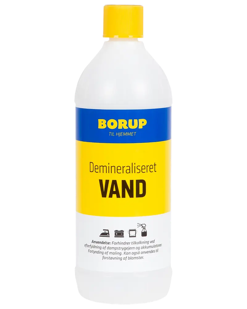En-liters plastflaske Borup demineraliseret vand med gul hætte, blå og gul etiket. Velegnet til strygejern, batterier, rengøring og blomster. Klar, farveløs væske.