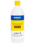 En-liters plastflaske Borup demineraliseret vand med gul hætte, blå og gul etiket. Velegnet til strygejern, batterier, rengøring og blomster. Klar, farveløs væske.