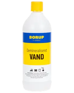 En-liters plastflaske Borup demineraliseret vand med gul hætte, blå og gul etiket. Velegnet til strygejern, batterier, rengøring og blomster. Klar, farveløs væske.