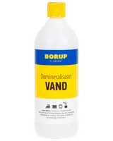 En-liters plastflaske Borup demineraliseret vand med gul hætte, blå og gul etiket. Velegnet til strygejern, batterier, rengøring og blomster. Klar, farveløs væske.