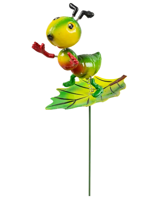 Färgglad trädgårdspinne i metall med en lekfull myra i gult och grönt, röda armar och svarta antenner, stående på ett grönt blad. Dekorativ för utomhusbruk.
