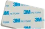 Rektangulær 3M PE-skumklæbepude, hvid med blå 3M PE FOAM-logo, afrundede hjørner, dobbeltsidet til montering eller fastgørelse på forskellige overflader.