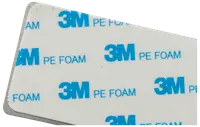 Rektangulär 3M PE-skumtejp, vit med blå 3M PE FOAM-tryck, rundade hörn, dubbelsidig för montering på olika ytor.